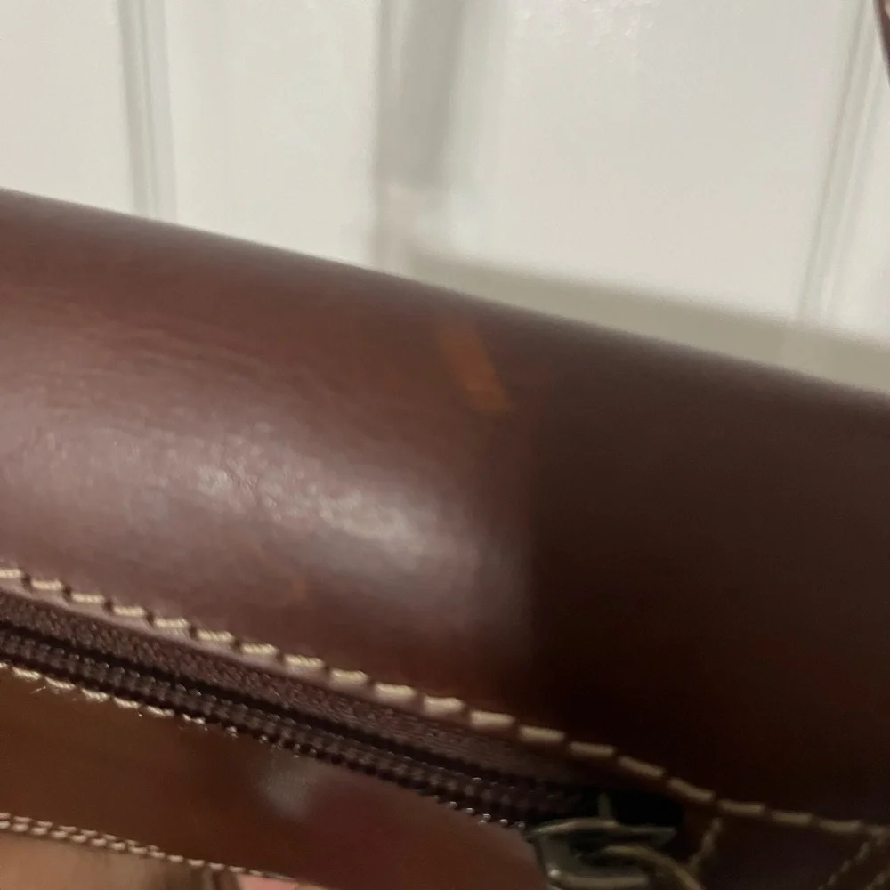 Elegant Rugged Earth Medium Brown Leather Crossbody Bag Adjustable Strap